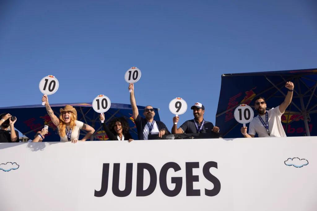 Judges hold up scorecards.