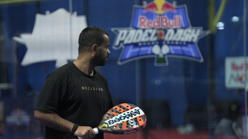 Man holding padel racket.
