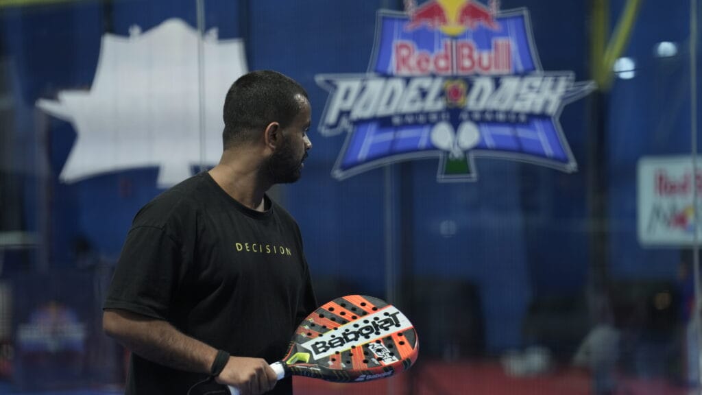 Man holding padel racket.